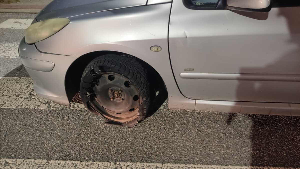Jechał Peugeotem z uszkodzonym kołem i nie zatrzymał się do kontroli