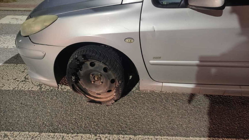 Jechał Peugeotem z uszkodzonym kołem i nie zatrzymał się do kontroli