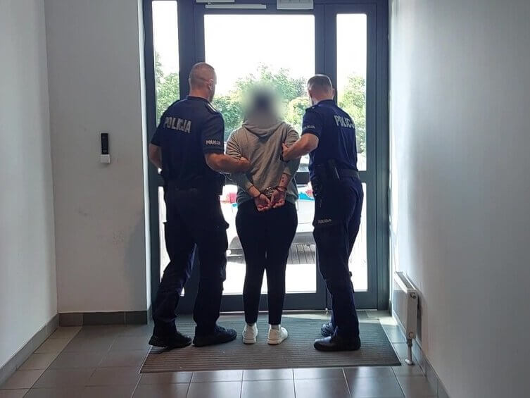 Szarpała, biła i uderzyła butelką. Potem zabrała portfel