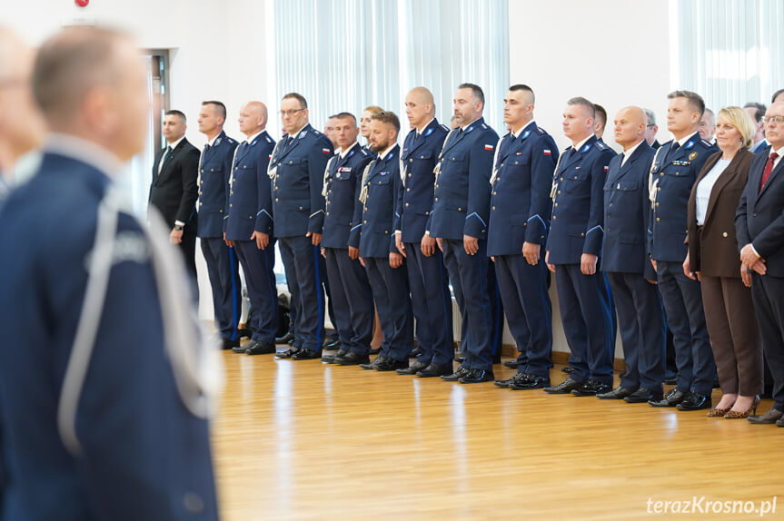 Święto Policji w Krośnie. Awanse, odznaczenia i podziękowania za codzienną służbę