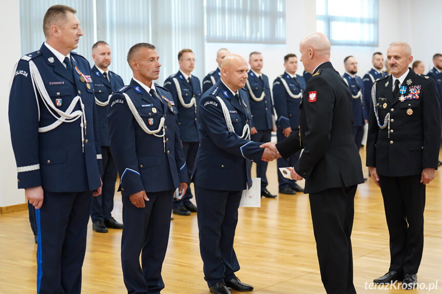 Święto Policji w Krośnie. Awanse, odznaczenia i podziękowania za codzienną służbę