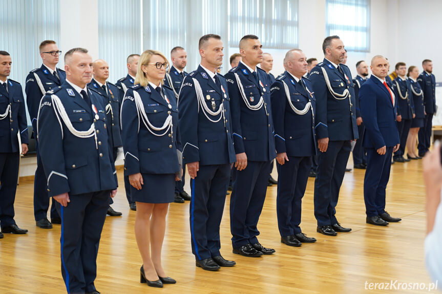 Święto Policji w Krośnie. Awanse, odznaczenia i podziękowania za codzienną służbę