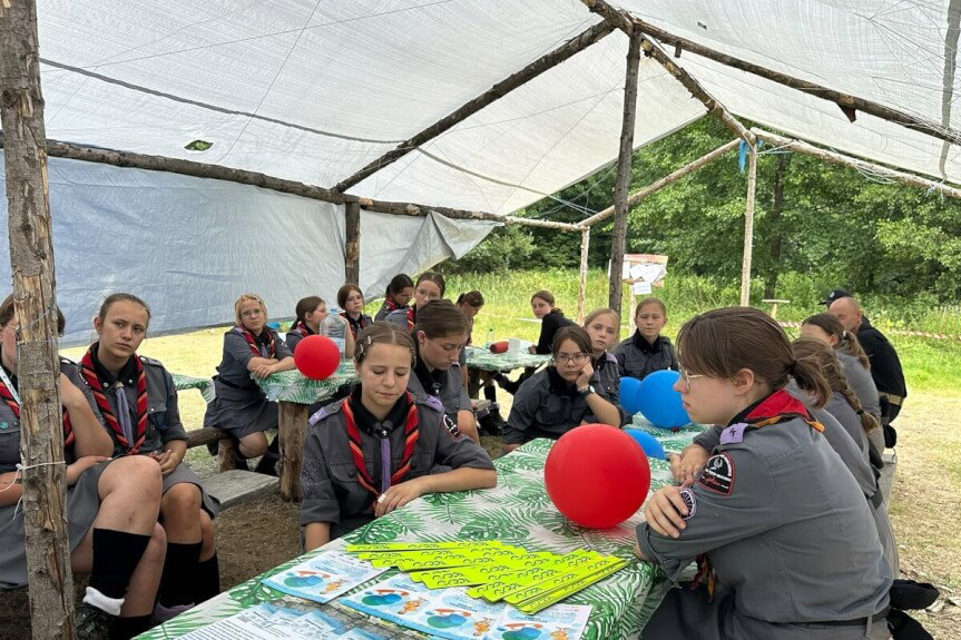 Mundurowi z wizytą na obozie harcerskim