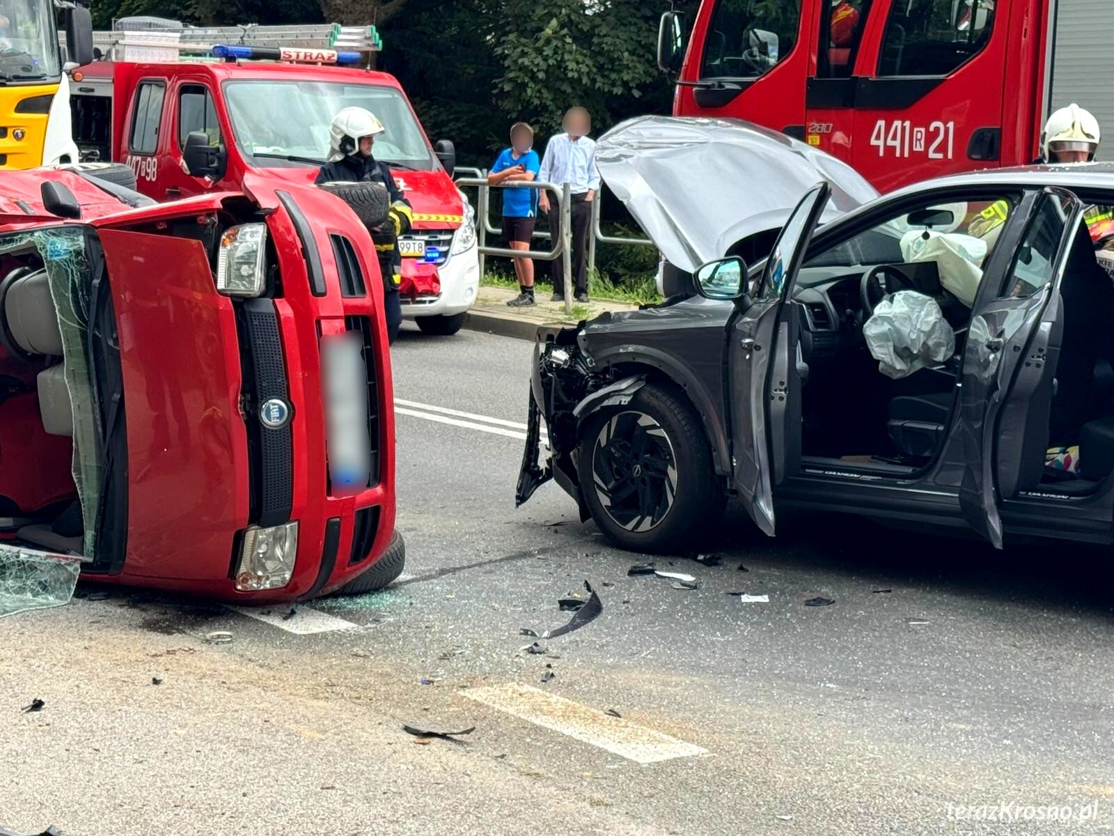 Wypadek w Szebniach. Jeden samochód na boku