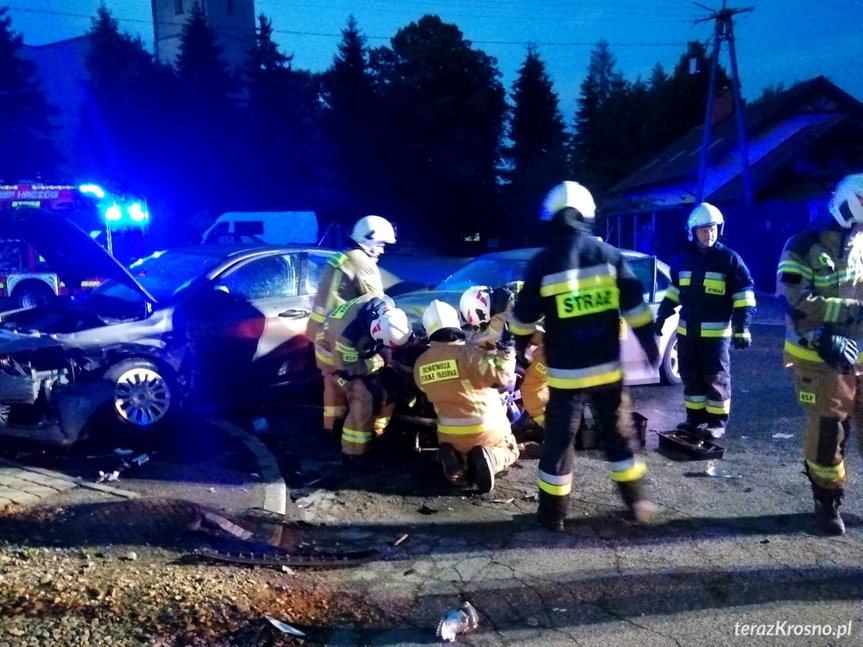 Wypadek w Haczowie. Zderzyły się dwa samochody osobowe