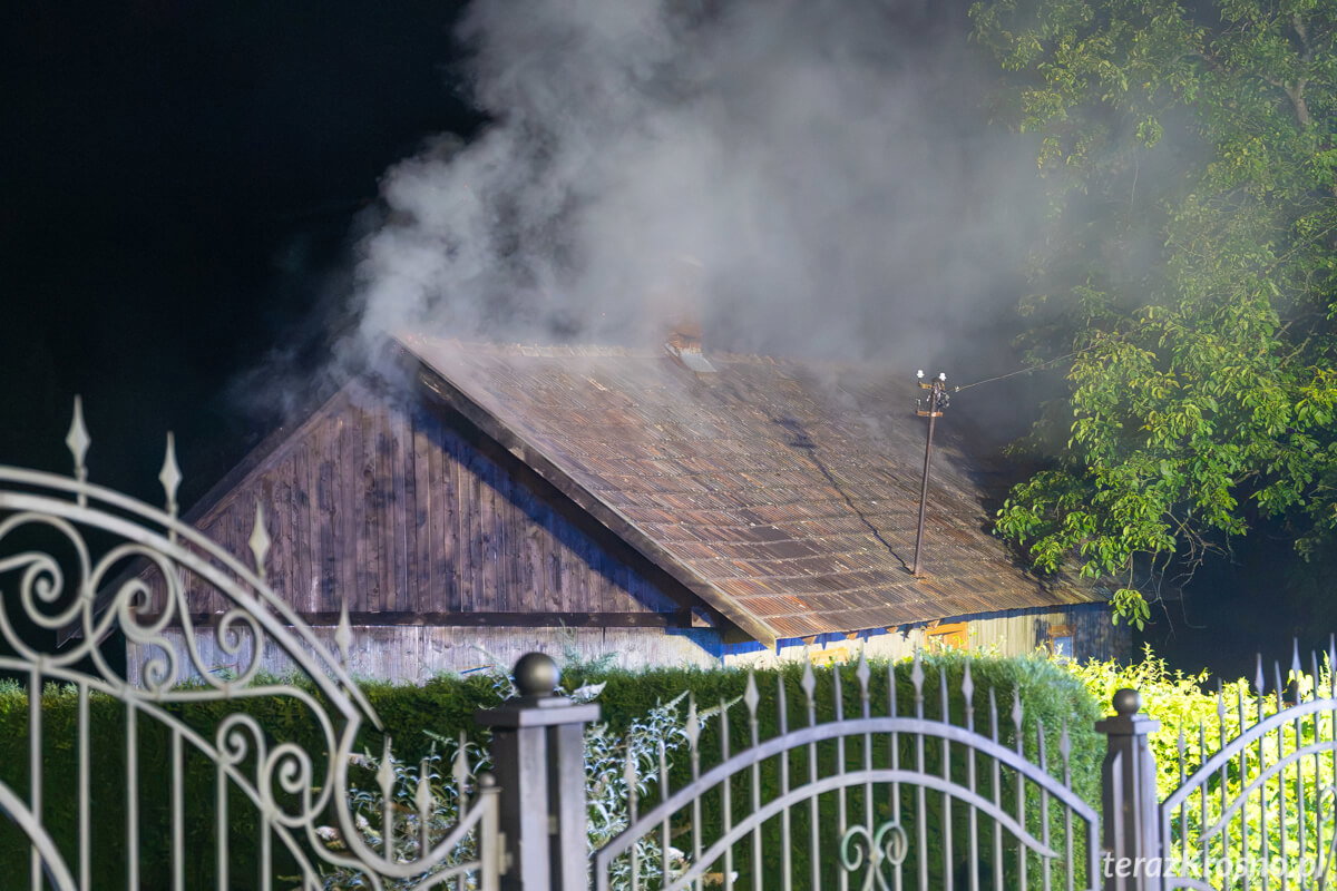 Pożar w drewnianym budynku w Potoku