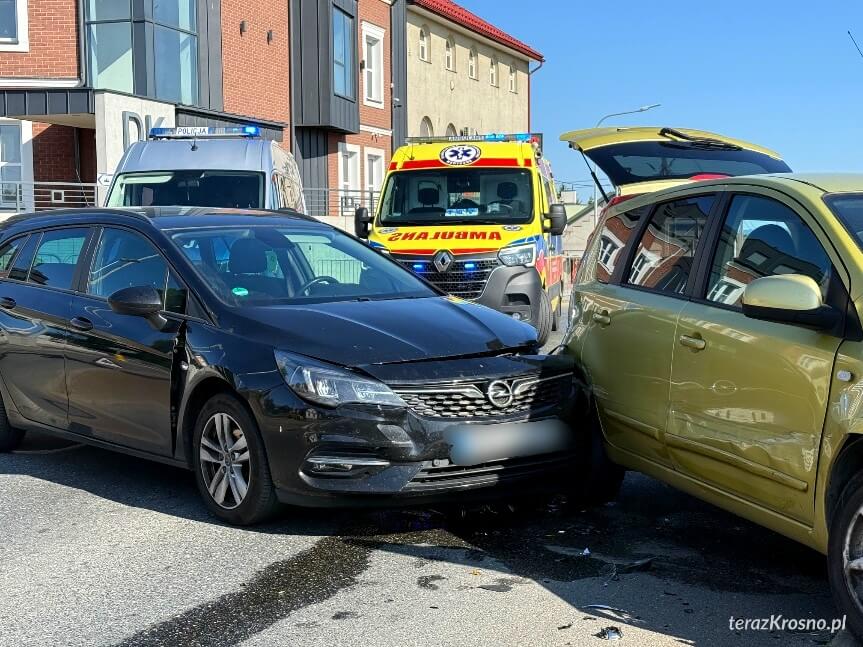 Zderzenie dwóch samochodów na rondzie w Miejscu Piastowym