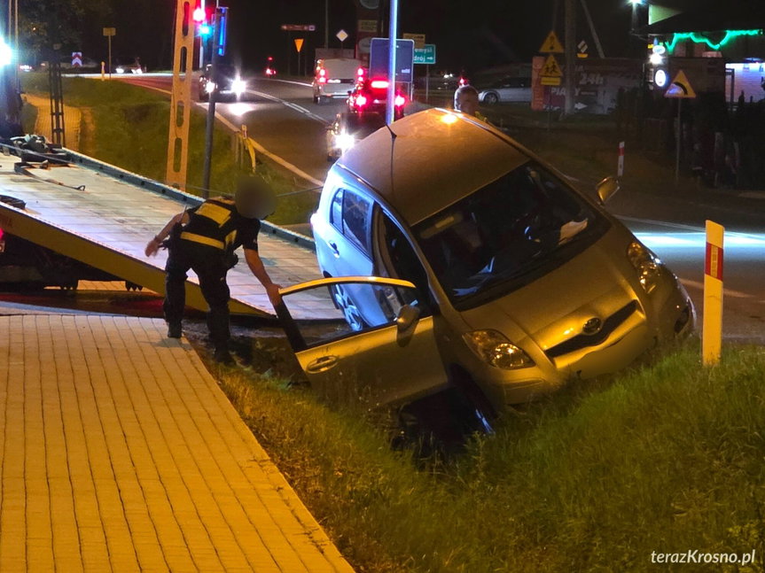 Kolizja w Iwoniczu, Toyota w rowie