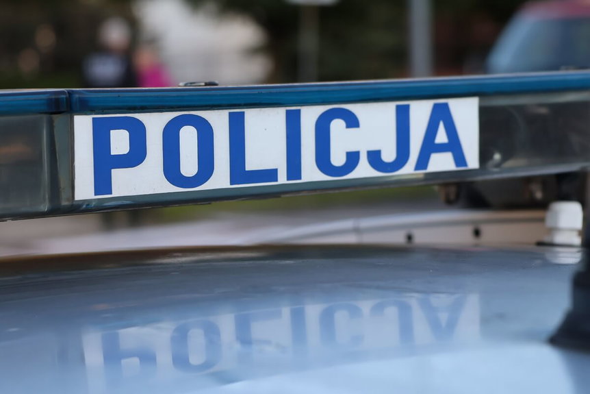 BMW wypadło z drogi i uderzyło w ogrodzenie. Nie żyje 25-latek