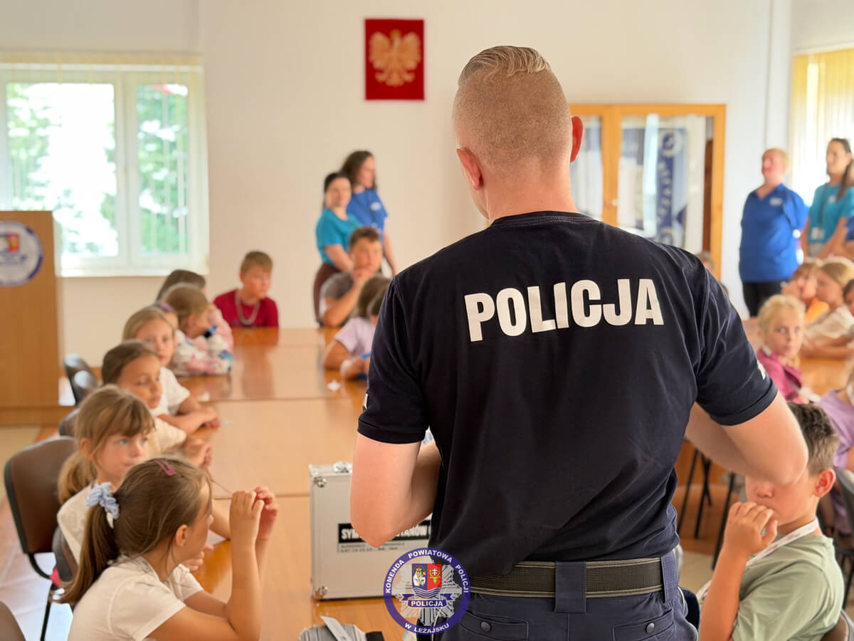 Policjanci rozmawiają z dziećmi o wakacyjnych zagrożeniach