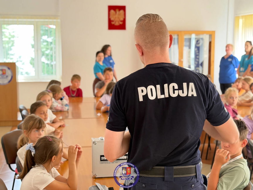 Policjanci rozmawiają z dziećmi o wakacyjnych zagrożeniach