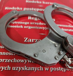 Policjanci zapukali do mieszkania. 43-latek był poszukiwany