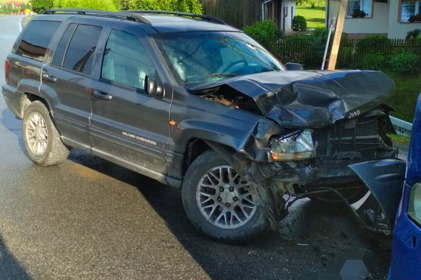 Autobus zablokował drogę podczas cofania. Jeep uderzył w jego bok
