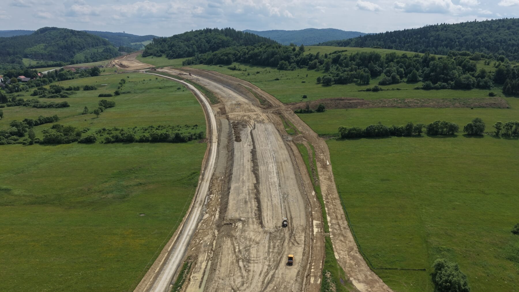 Dzieci na quadach i rowerach wjeżdżają na budowę S19. Wykonawca apeluje do rodziców