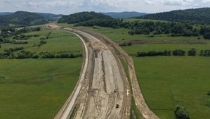 Dzieci na quadach i rowerach wjeżdżają na budowę S19. Wykonawca apeluje do rodziców