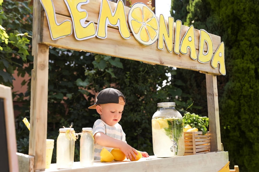 Lemoniada od dzieciaka - legalna. Byle nie mieszał jej palcem