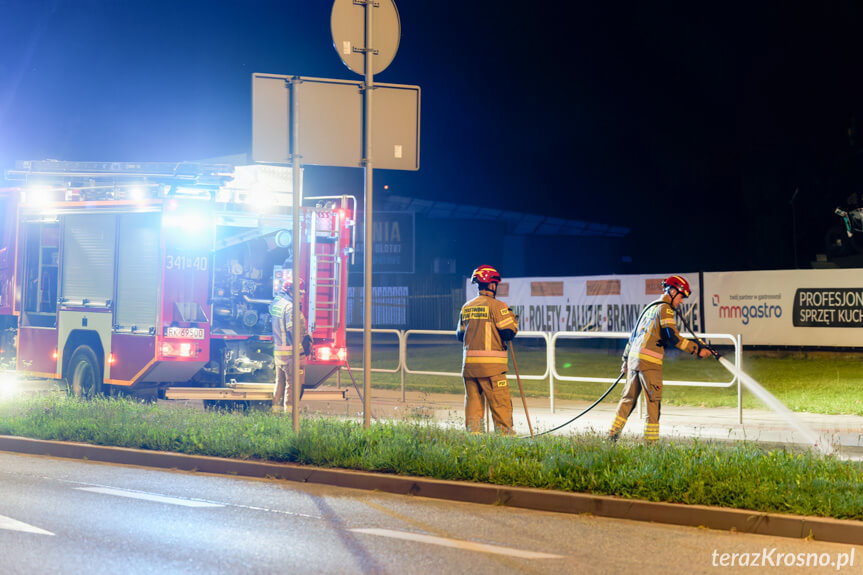 Osady z oczyszczalni wylądowały na drodze. Nocne sprzątanie w Krośnie