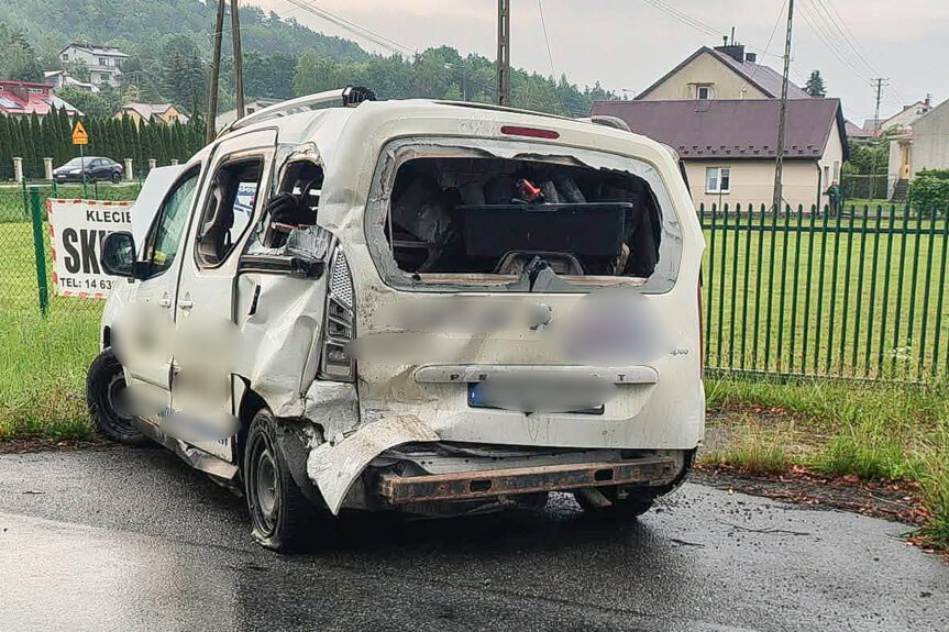 Służby ratunkowe interweniowały po zderzeniu autobusu i osobówki