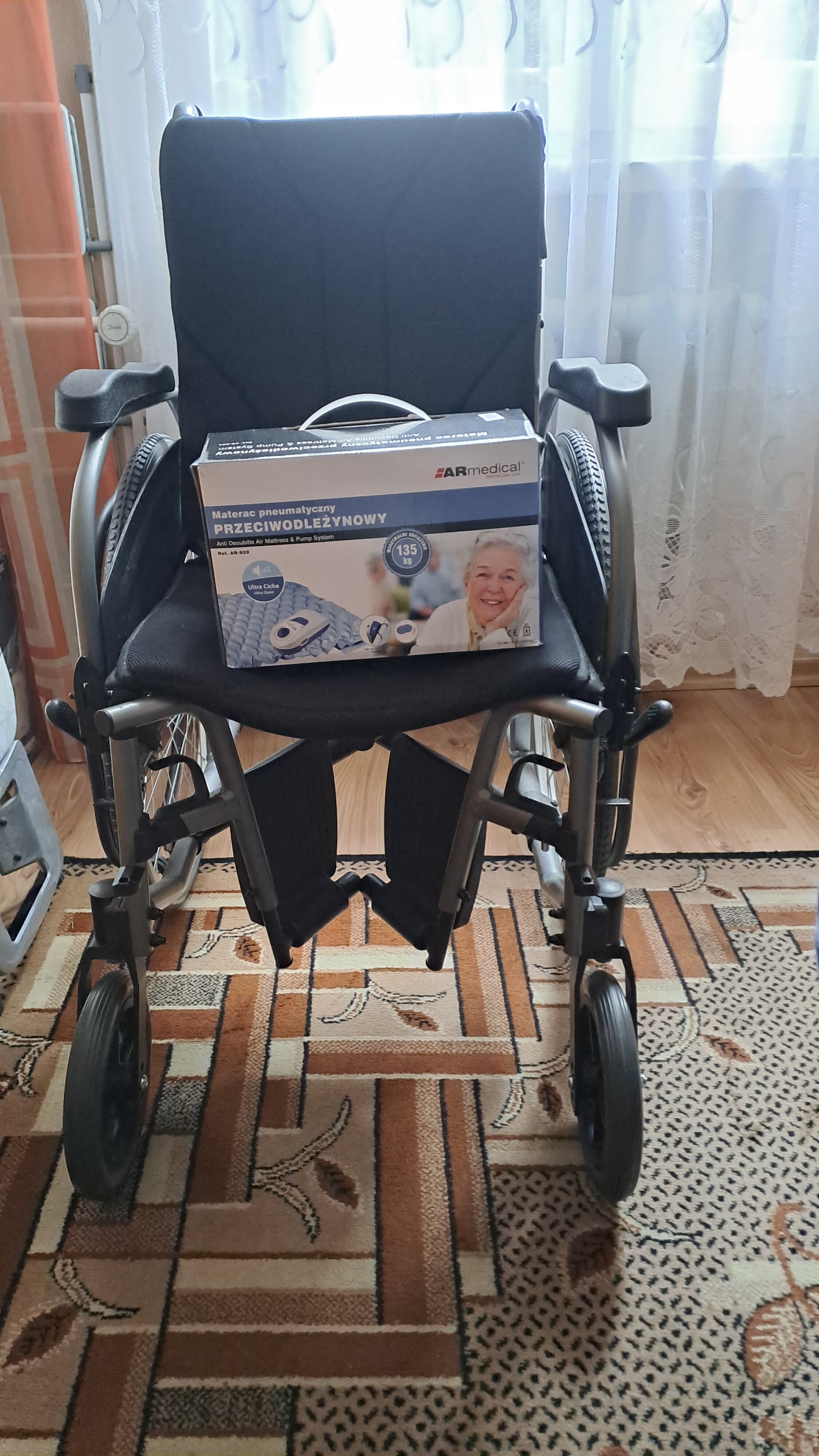Wózek inwalidzki, materac przeciw odlezynowy, toaleta pokojową tanio sprzedam