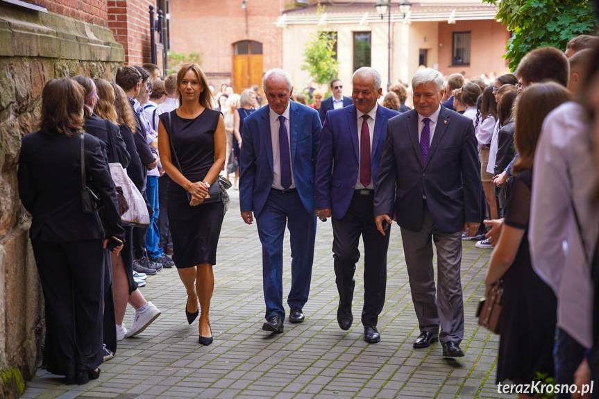 Inauguracja roku szkolnego w Koperniku. Odsłonięto nową ławeczkę przy pomniku