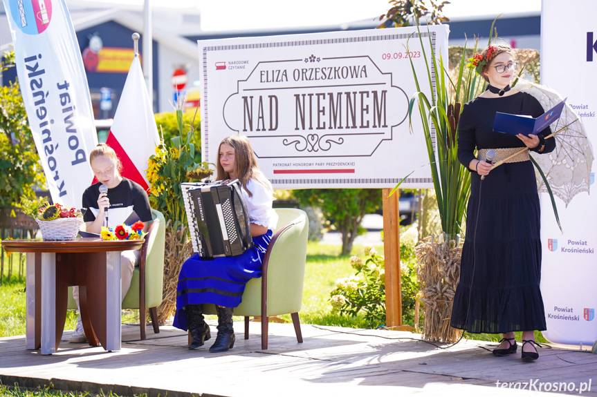 Narodowe czytanie. Obok starostwa można było posłuchać "Nad Niemnem"