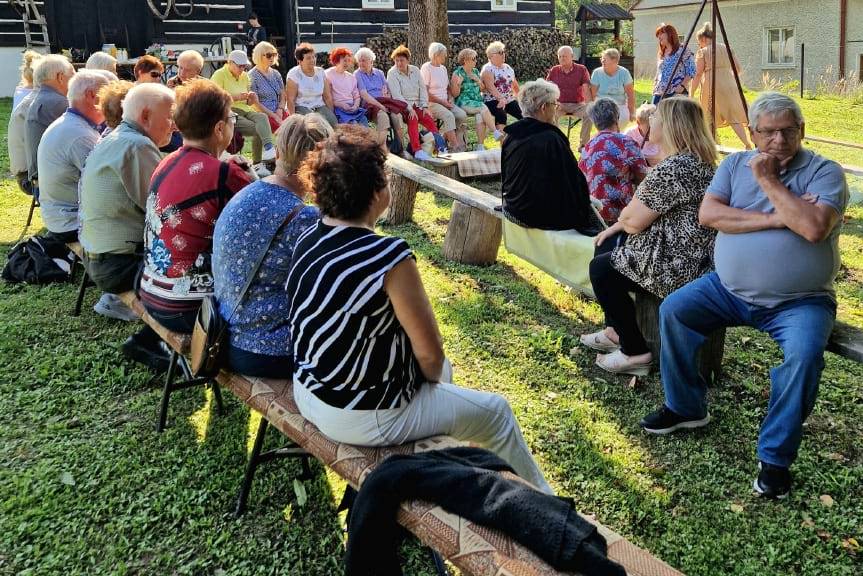 Ognisko, śpiew i wspomnienia. Spotkanie seniorów z terenu gminy Miejsce Piastowe