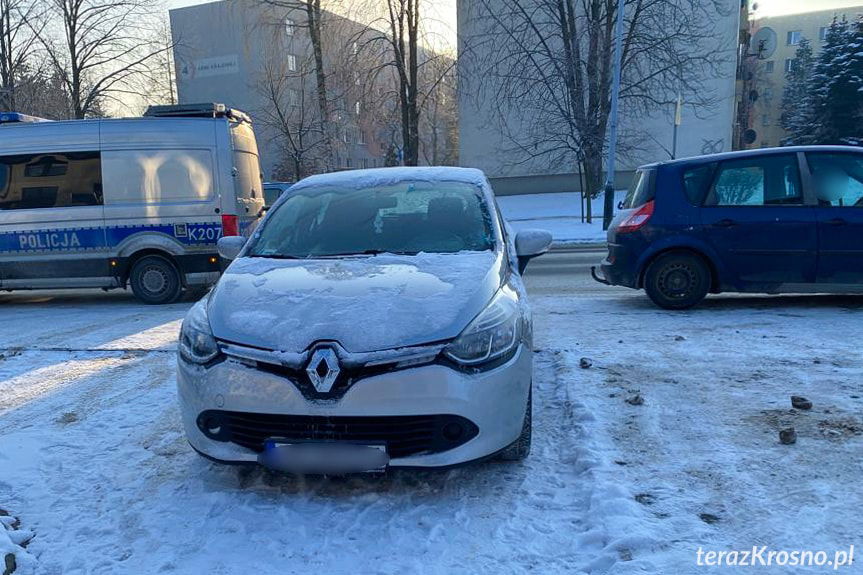 Zderzenie dwóch renault w Krośnie