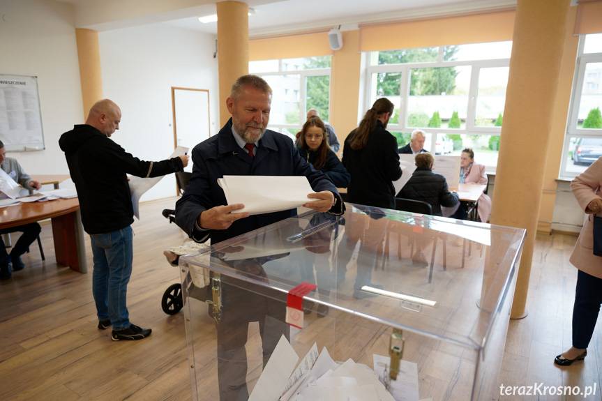 Dzień wyborów. Mieszkańcy Krosna i powiatu głosują. Znamy frekwencję do godz. 17 [ZDJĘCIA]