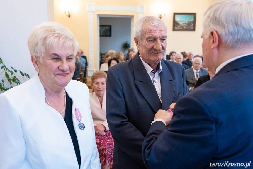 Złote Gody w Krośnie. Kolejne pary odebrały medale