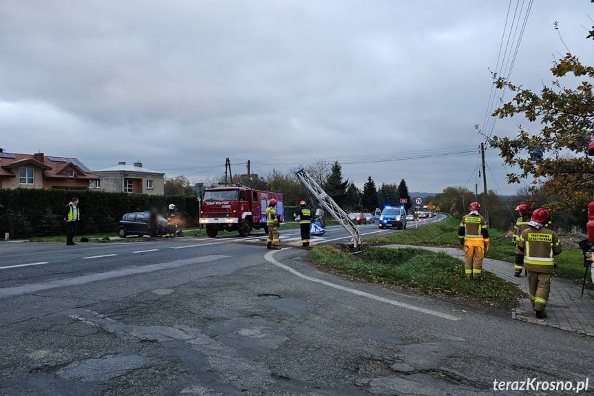 Kolizja w Potoku, uderzył w słup sygnalizacyjny