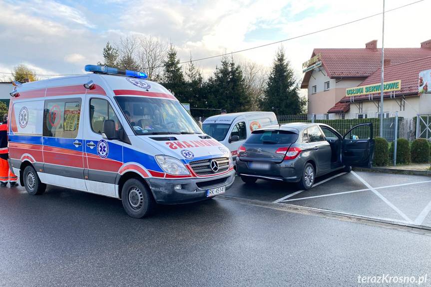 Zderzenie dwóch samochodów na skrzyżowaniu