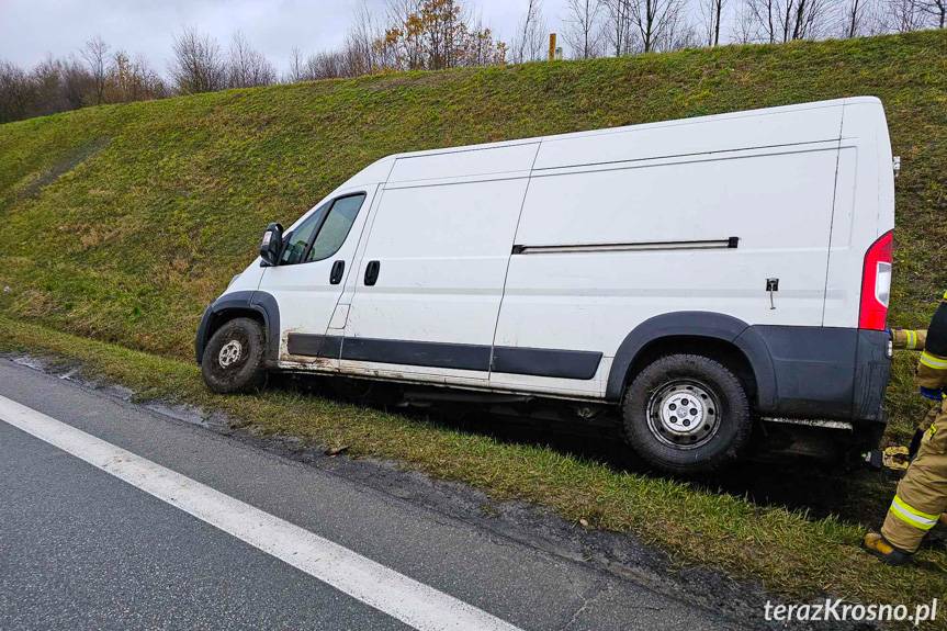 Kolizja w Rogach. Bus zjechał z drogi