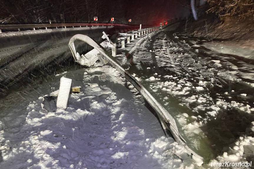 Tir wjechał w barierę. Utrudnienia na DK19