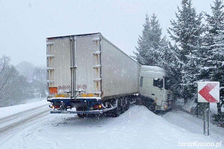 Fatalne warunki na drogach. W Iskrzyni tir uderzył w ogrodzenie