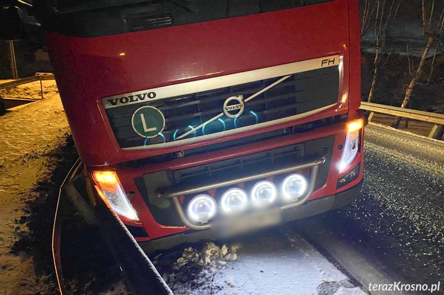 Ciężarówką wjechał w barierę