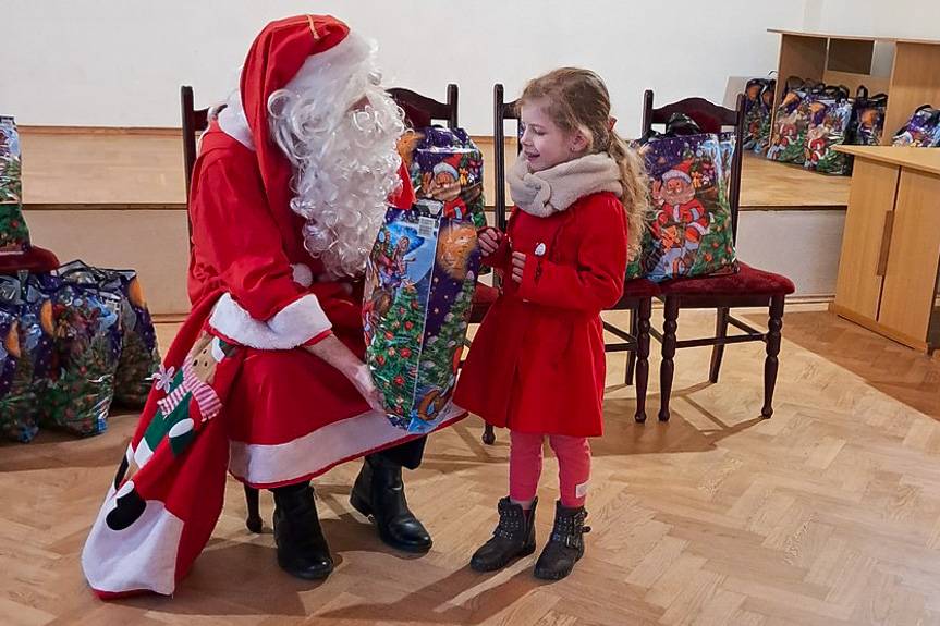 Święty Mikołaj odwiedził dzieci i seniorów