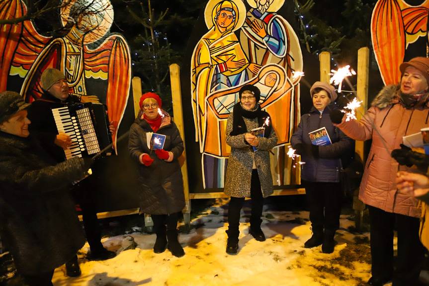 Kolędowali przy szopce