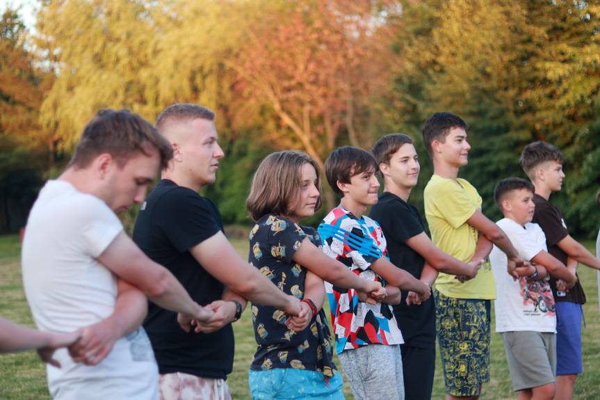 Jeżdżą na nartach, pływają w morzu, grają w paintball i się modlą