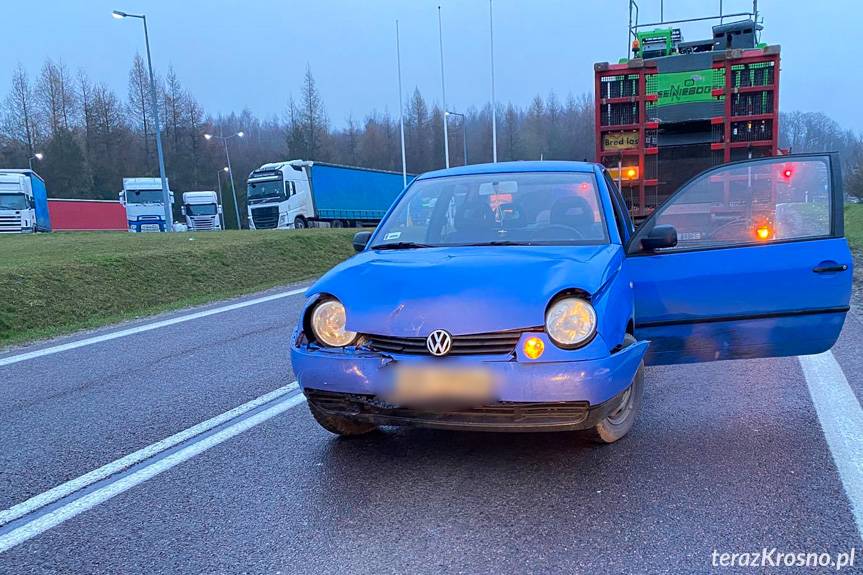 Zderzenie osobówki z ciężarówką na DK19