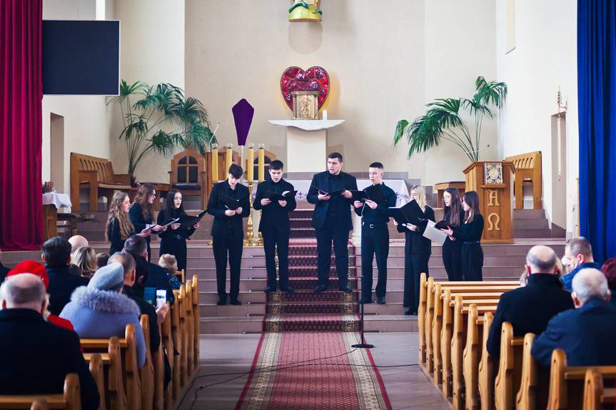 Wybrzmiały wyjątkowe pieśni. Koncert Pasyjny we Wrocance