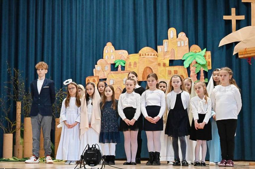 Łężany: uczniowie przejmująco odtwarzają mękę Chrystusa