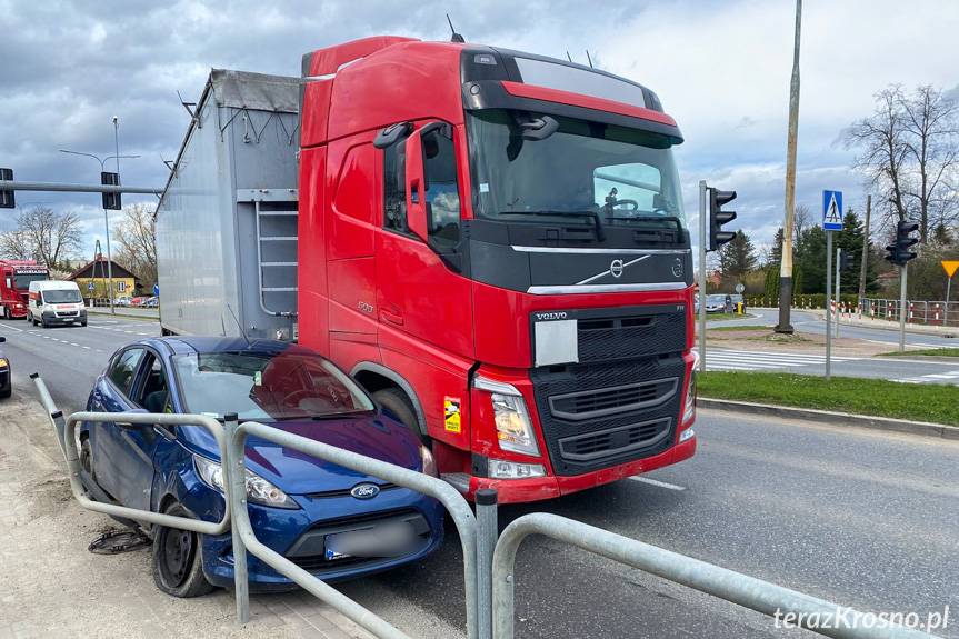 Kolizja forda z samochodem ciężarowym