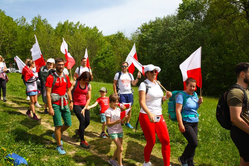 Z biało-czerwoną flagą na szczyt Cergowej