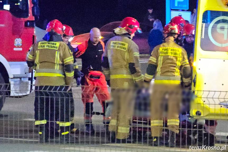 Potrącenie na pasach. Pieszy wbiegł na czerwonym świetle pod jadące auto