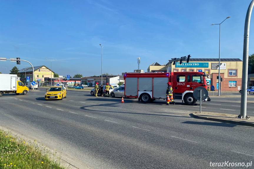 Zderzenie samochodów na skrzyżowaniu