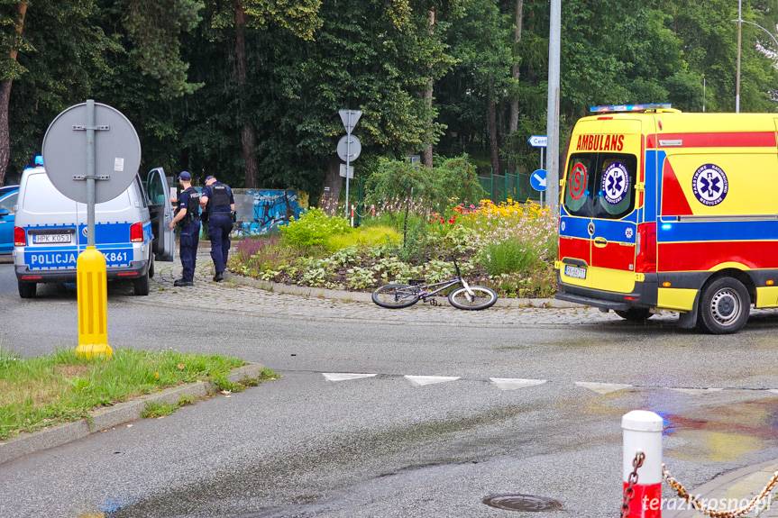 Zderzenie rowerzysty z samochodem na rondzie