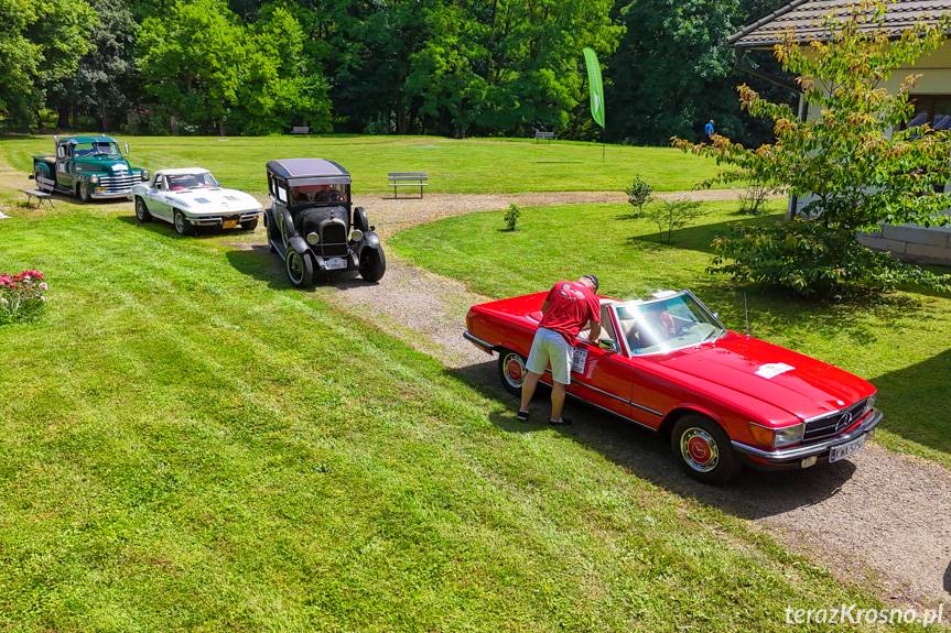 Perełki motoryzacji zaparkowały przy Dworze Kombornia