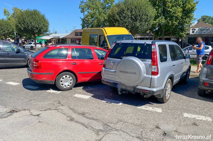 Kolizja na Legionów. Uszkodzony parkometr i trzy samochody