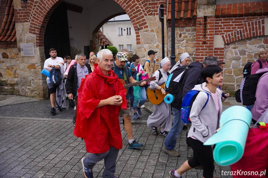 Cztery dni, trzy noce i sto kilometrów. Pątnicy wyruszyli z Krosna