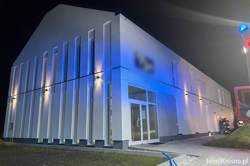 Kobieta utknęła w windzie. Na pomoc wezwano strażaków